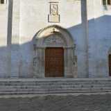 ...e l�accesso all�edificio � consentito da altrettanti portali